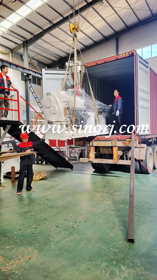 lvt地板生產線裝柜發(fā)貨中