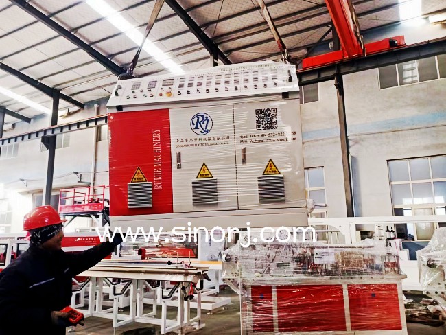 中東地區(qū) pvc仿大理石板生產線與管材生產線裝柜中