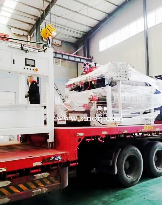 同省四輥擠出機發貨中