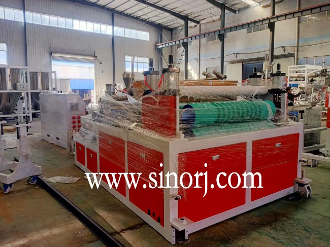 發(fā)往印尼的pvc波浪瓦，T型瓦生產(chǎn)線，大理石uv板生產(chǎn)線開始裝柜